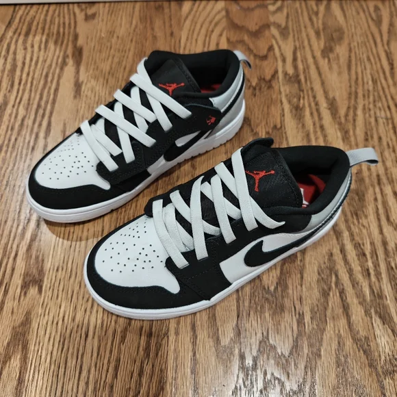 NEW Nike Jordan AJ 1 Low ALT SE Velcro Sneakers size 2.5 - Picture 1 of 8